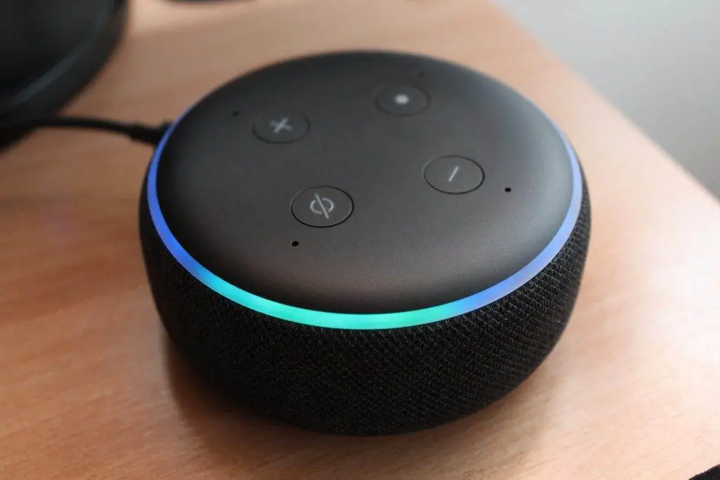 Cum îmi asociez iPhone-ul cu un dispozitiv Alexa?
